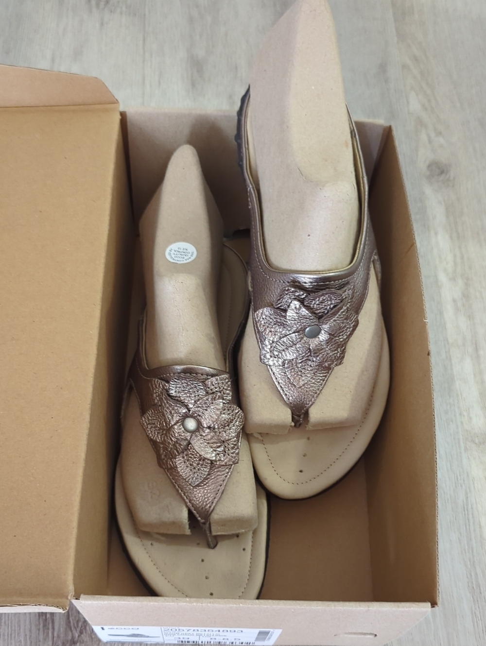Ecco Metallic Rose Gold Floral Thong Sandals 8-8.5 - Picture 5 of 5